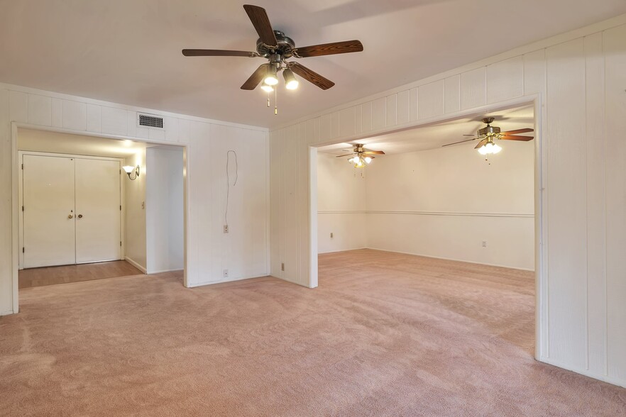 Family Room looking into Dinning Area and front door - 11040 W Salem Dr
