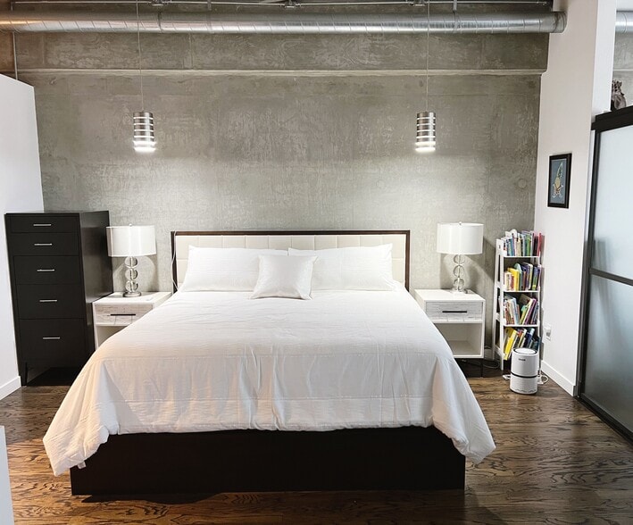 Building Photo - 877 Island Ave