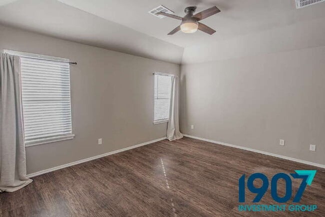 Building Photo - Contemporary 3-Bedroom Home in Yukon – Modern Finishes & Open Layout! - NO PETS