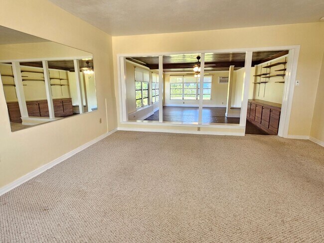 Building Photo - Venice Island – North of Venice Ave - Annual Single Family Home– Minutes from Venice Beach, Mains...