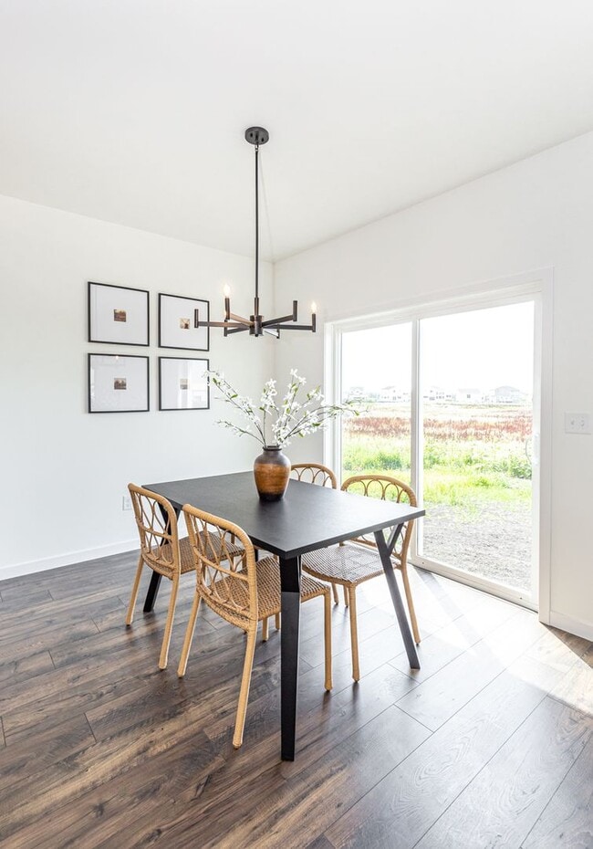 Building Photo - 3 Bed 2.5 Bath Single Family Home