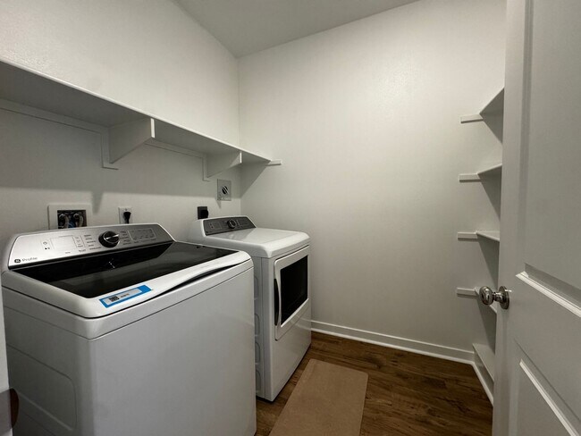 Building Photo - Beautiful, New Siena 3 Bedroom, 2.5 Bath Townhome with Solar for Rent