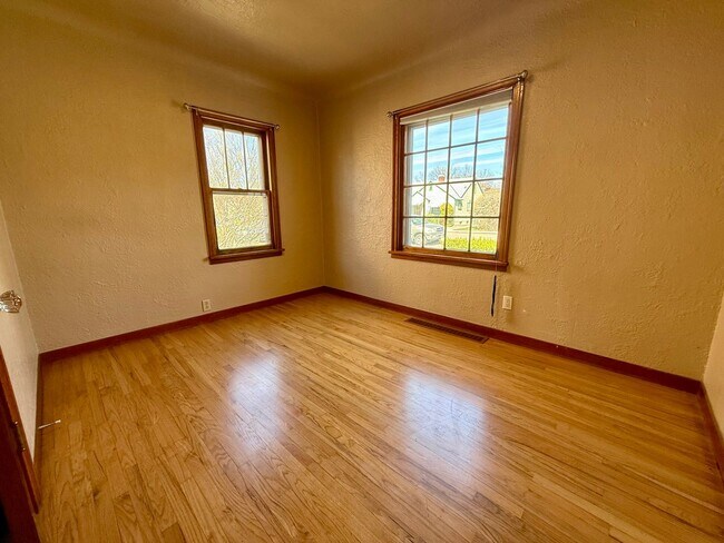 Building Photo - 3 Bedroom / 2 Bath Home - Bespoke Elegance in the University District!