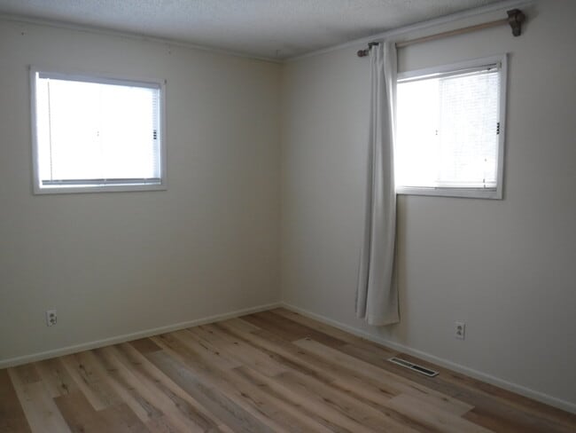 Building Photo - 556 Montana Ave