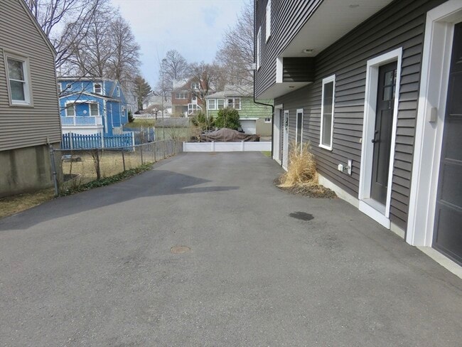 Building Photo - 32 Gale St