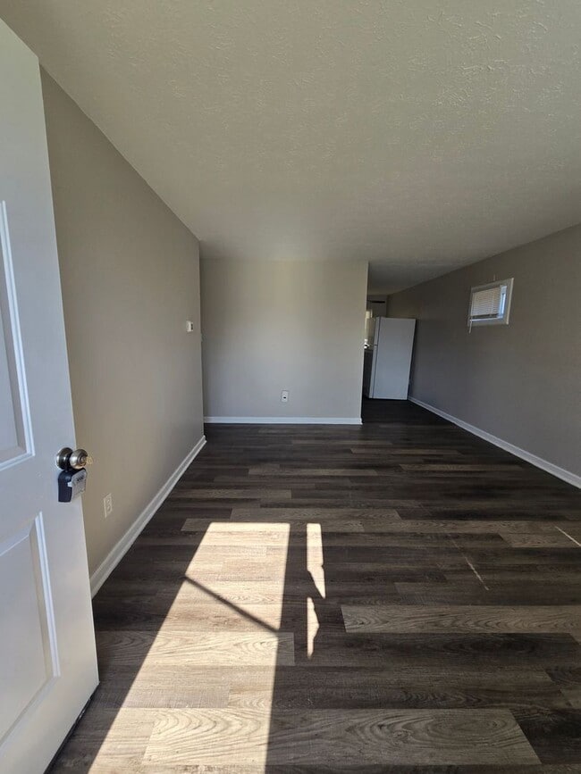 Building Photo - 3 BEDROOM SINGLE FAMILY