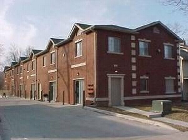 Building Photo - 919 E Burlington St
