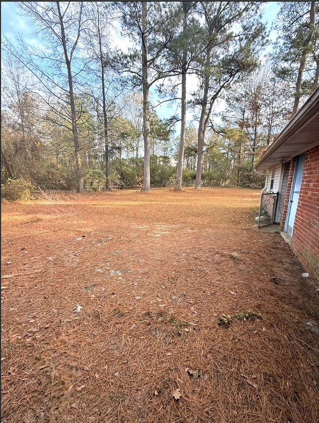 Building Photo - 3 bedroom 2 bath home located in quiet neighborhood