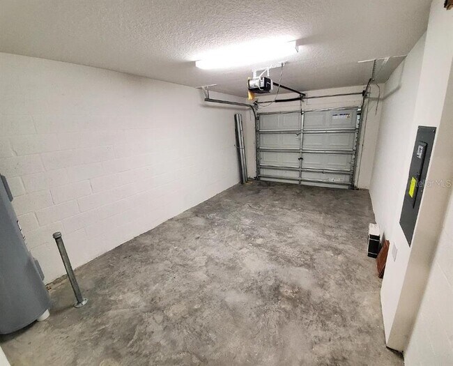 Building Photo - 812 Royal Empress Dr