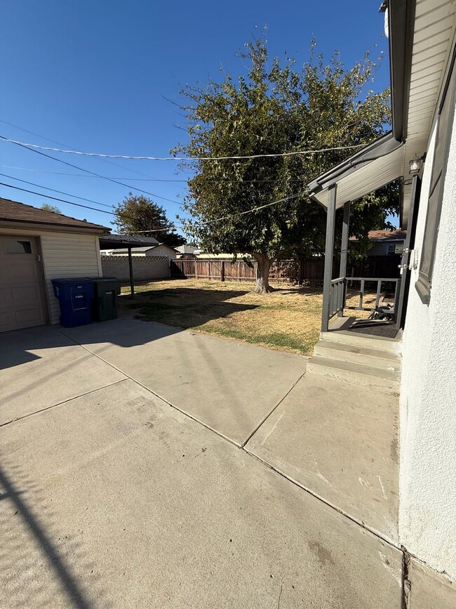 Building Photo - Darling Home in Central Bakersfield!