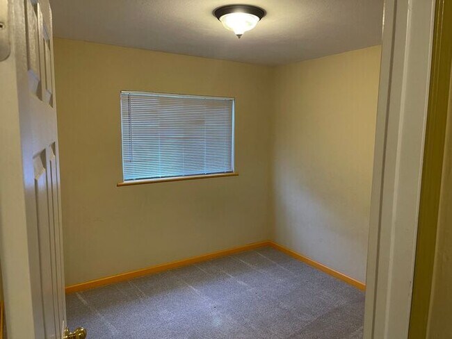 Building Photo - 3 bedrooms, 1 baths, 2 car garage and larg...