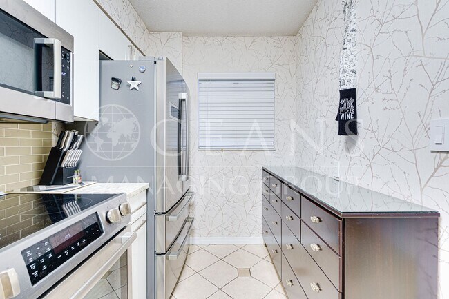 Building Photo - 2 bedrooms, 1 bath Condo located near the ...