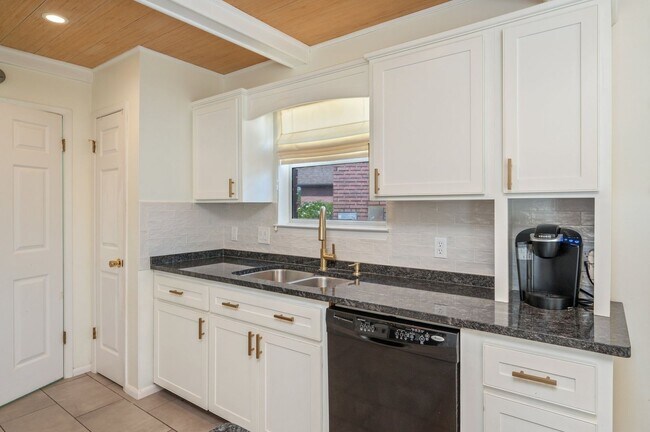 Building Photo - Location & LUXURY in Bluewater Bay!!