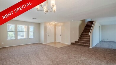 Building Photo - Spacious Living in SK Ranch!