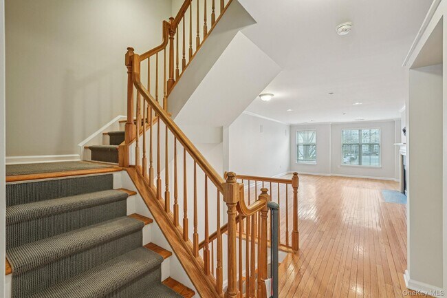 Building Photo - 10 Bridge Ln