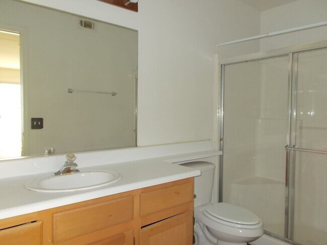 Building Photo - Charming 2 Bed / 2 Bath Condo with Firepla...