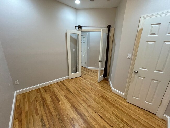 Building Photo - Columbia Heights living! 1 bedroom plus DE...