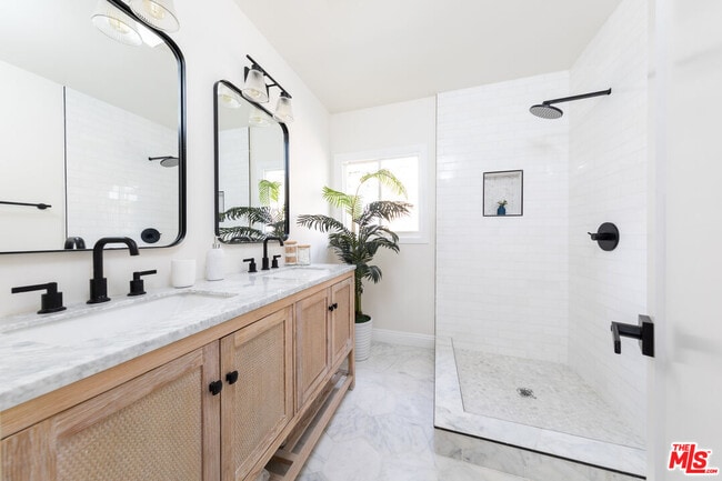 Building Photo - 3766 Valleybrink Rd