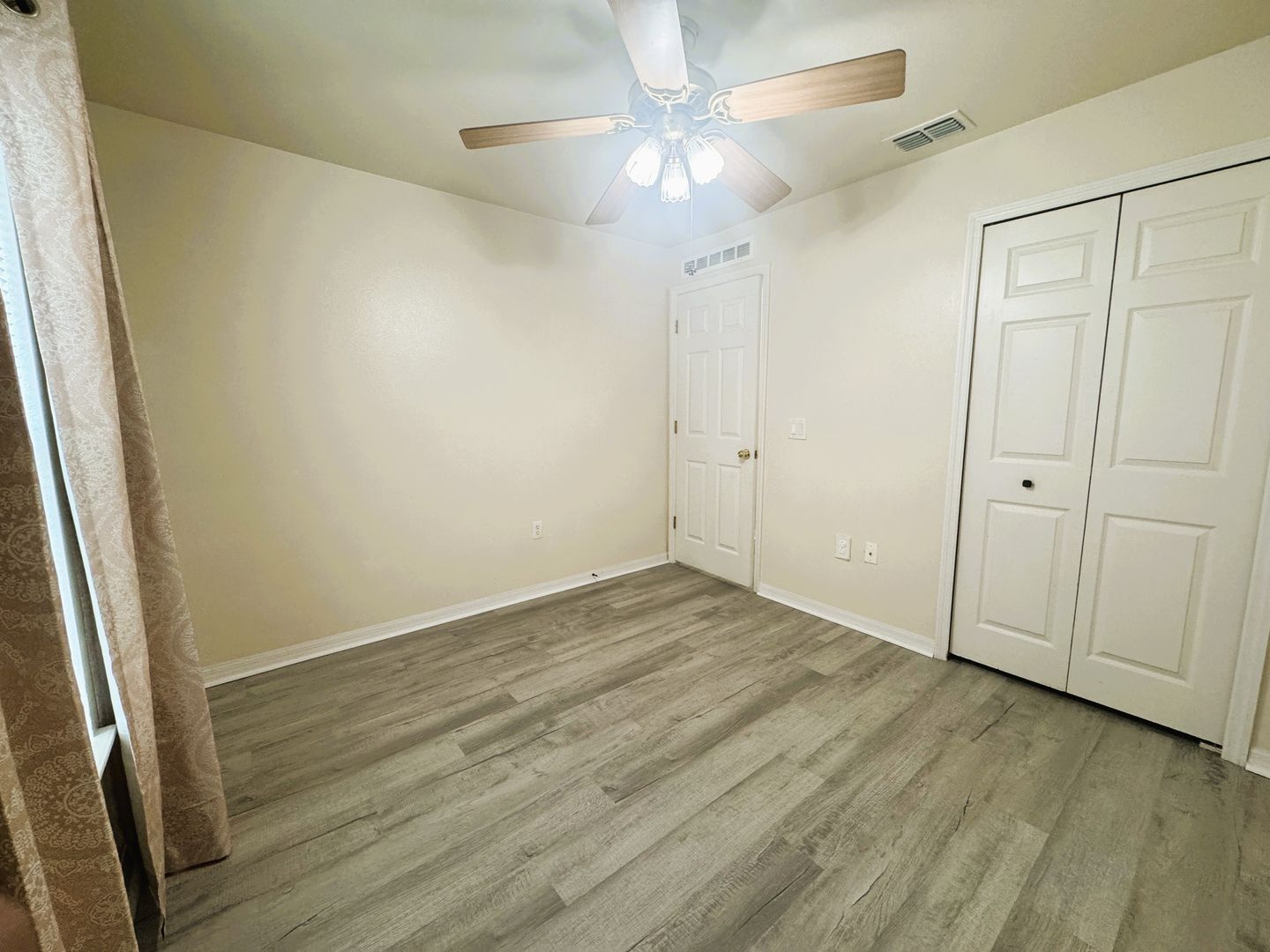 Building Photo - Your Dream Home Awaits in North Port!