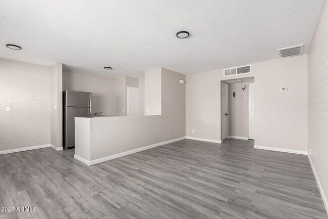 Building Photo - 405 S Priest Dr