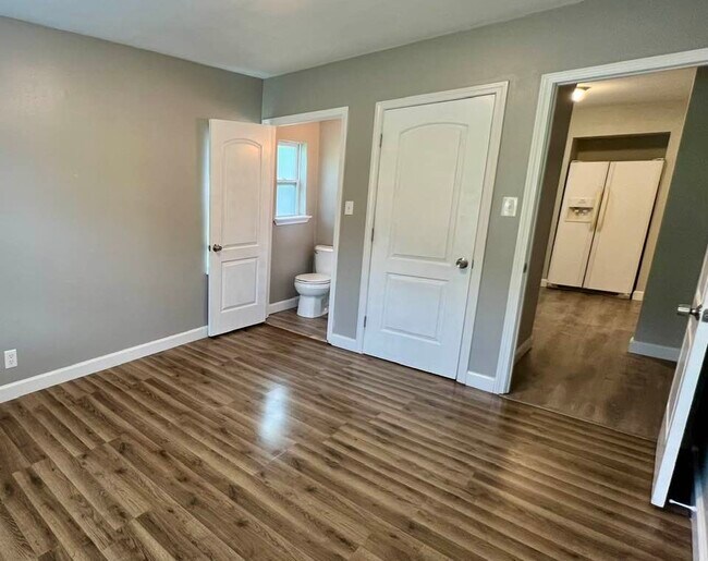 Building Photo - 2754 McCausland Ave