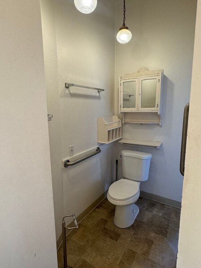 Building Photo - 1010 White Ave