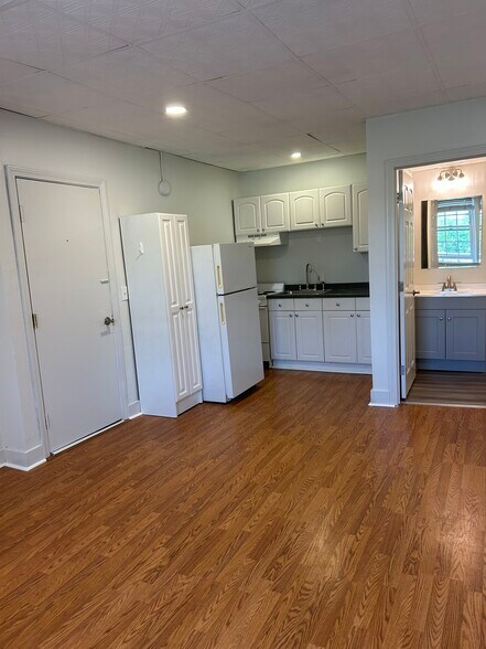 New bathroom vanity, faucet, toilet, tub resurfaced - 325 Water St