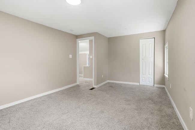 Building Photo - 624 Elm Dr
