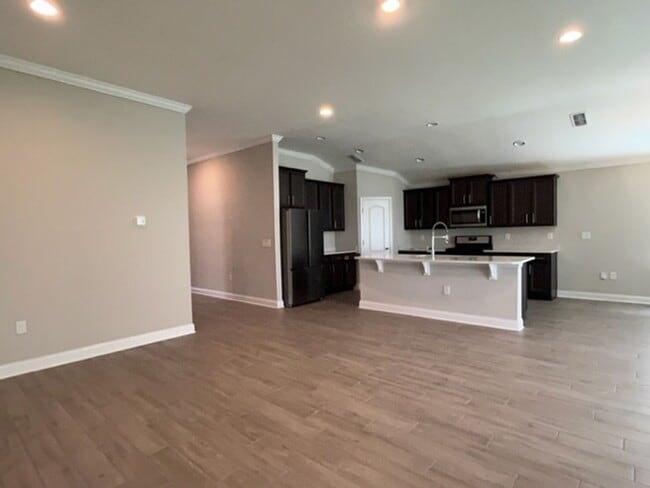 Building Photo - 4 bed/3 bath Beautiful Home with Amenities!