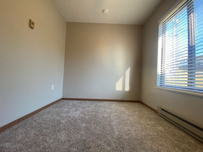 Building Photo - One level Home - 3 Bedroom w/ Garage- Available 08/05!