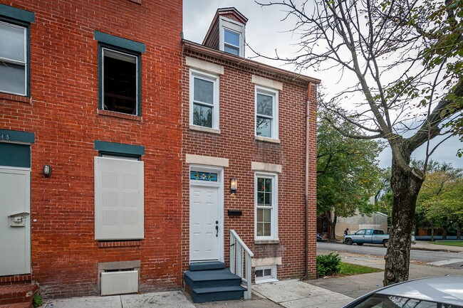 Building Photo - TAKE A SECOND LOOK AT THIS END-UNIT TOWNHOME