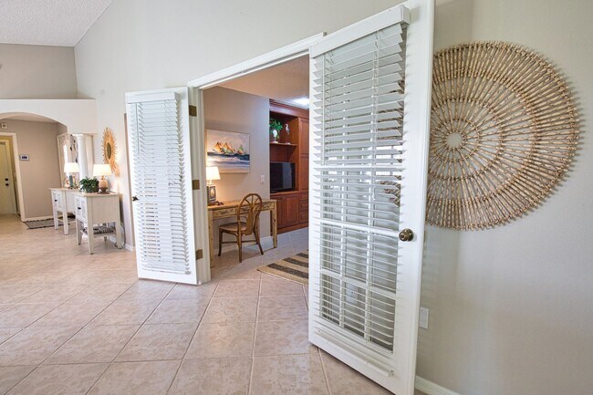 Building Photo - Seasonal Short-Term 2 Bed 2 Bath Heated Pool Villa with a Den in Harrington Lakes at Planation Go...