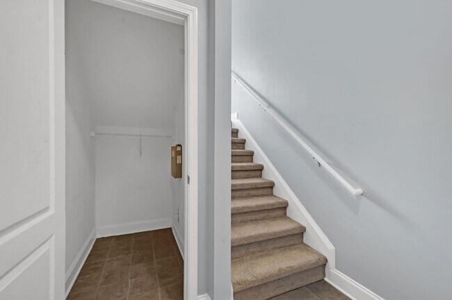 Building Photo - Awesome 3BE/2.5BA home in Bellevue!