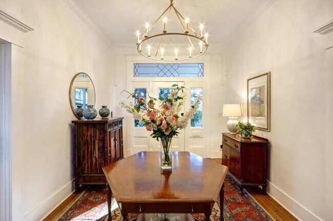 Building Photo - 306 E Victory Dr