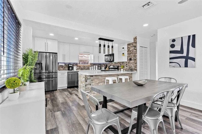 Building Photo - 7831 Hope St