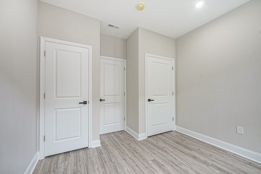 Building Photo - 5116 Delancey St