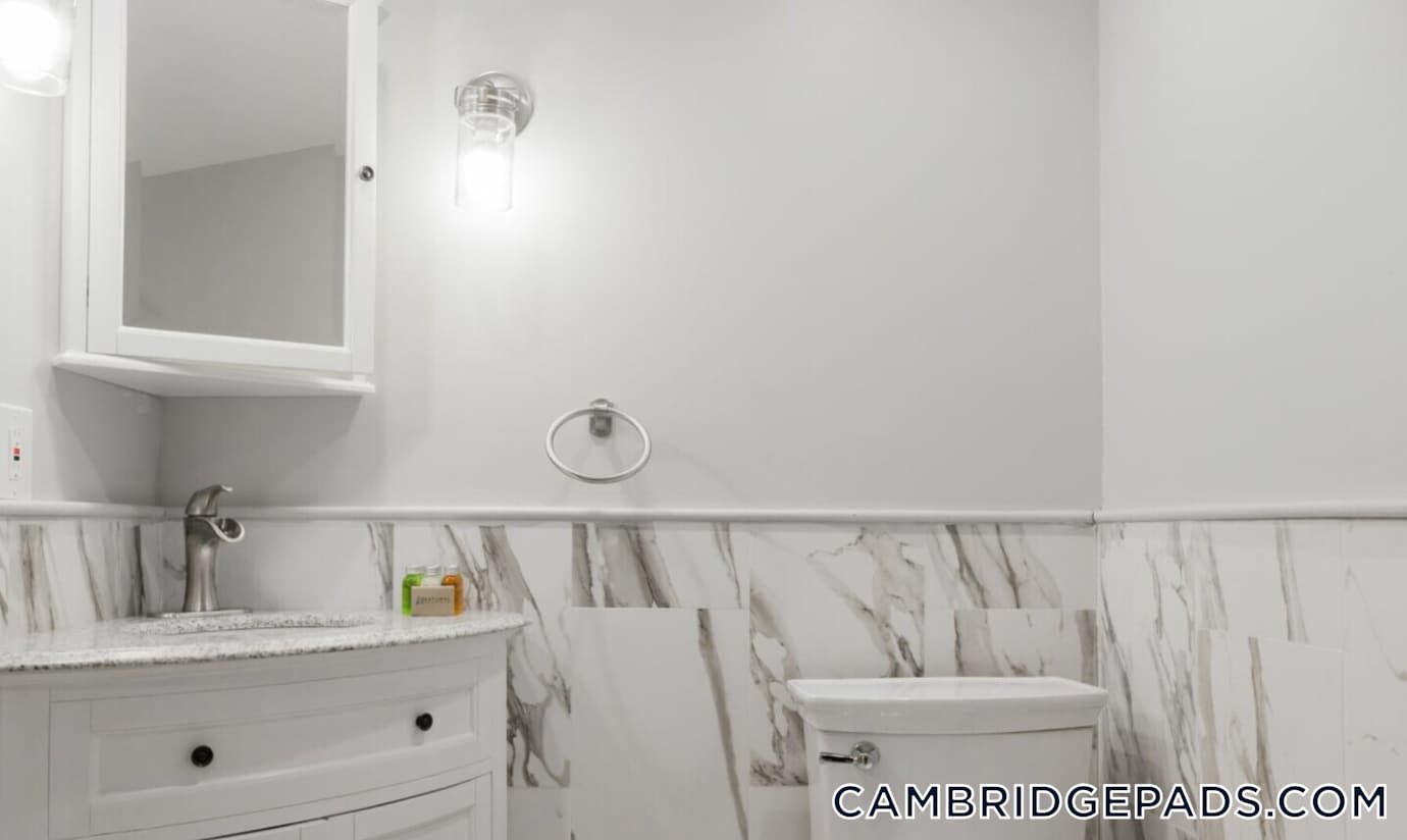 Building Photo - 7 Story St