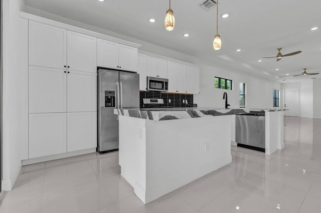 Building Photo - 5501 Santa Rosa Ln