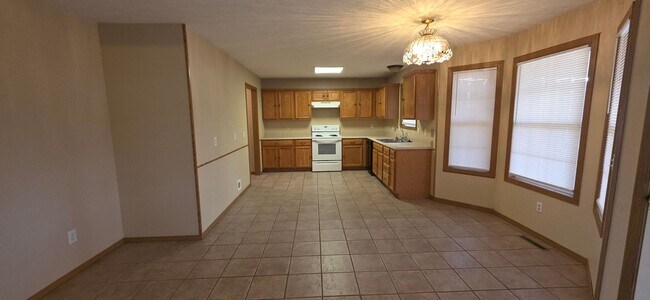 Building Photo - Beautiful 3 Bedroom 2 Bath in Battlefield for $1,495!