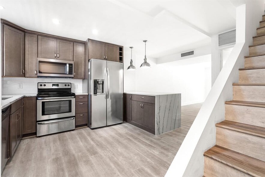 Building Photo - 809 W Oakland Park Blvd