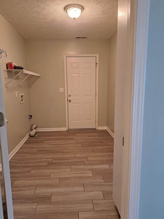 Building Photo - 1908 Joslyn Dr