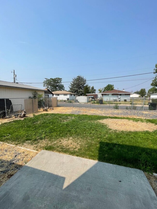 Building Photo - 1308/1310 W Lakeside Dr