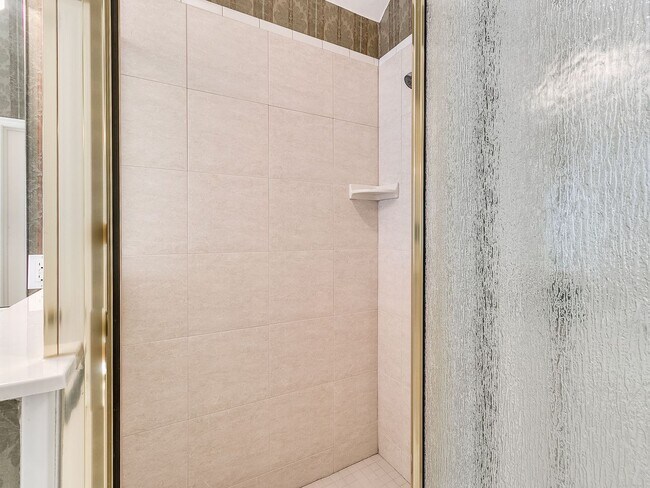 Building Photo - Beautiful Home With Lake View - 3 Bed + 2 Bath