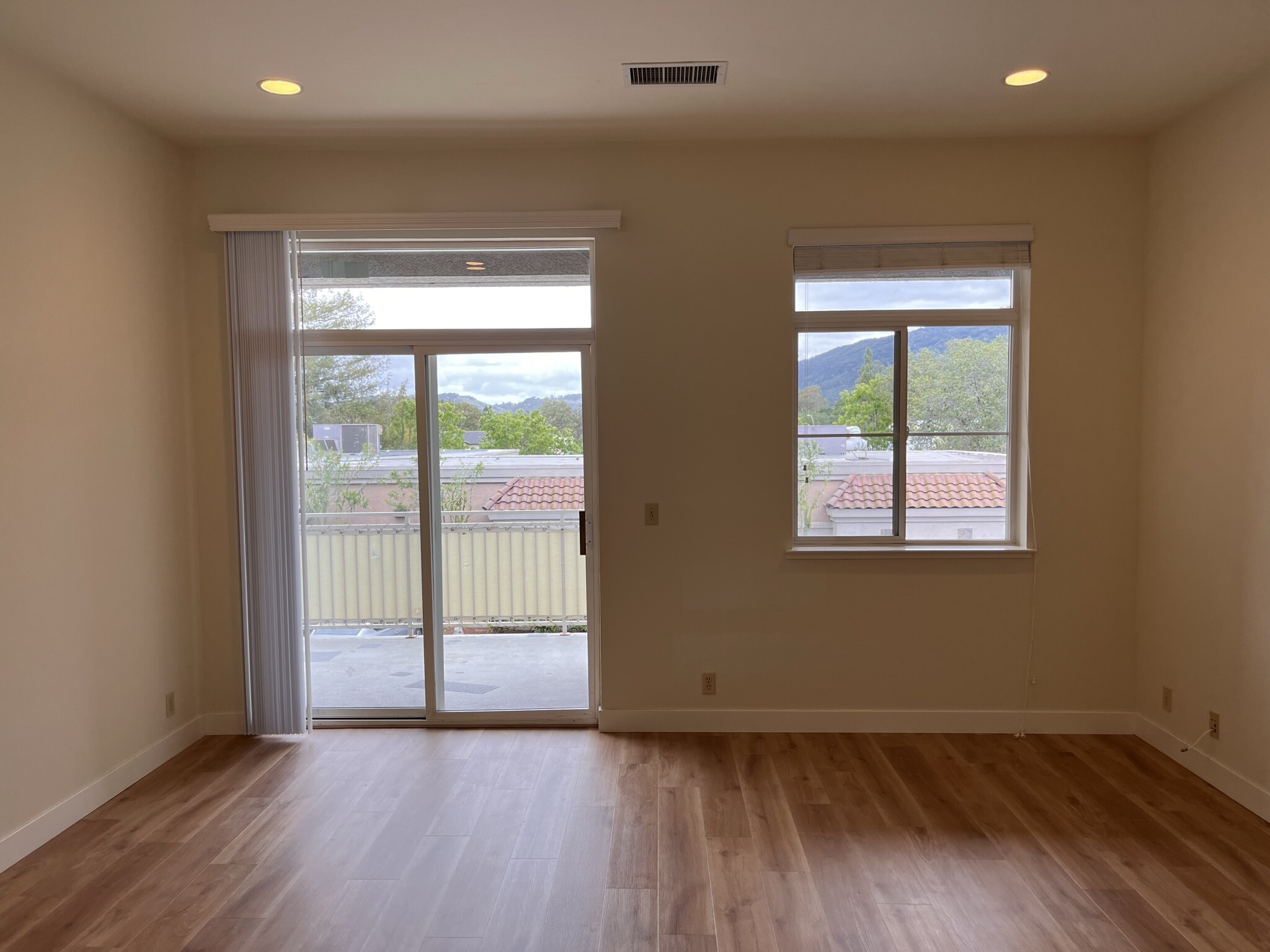 Building Photo - 654 N Santa Cruz Ave