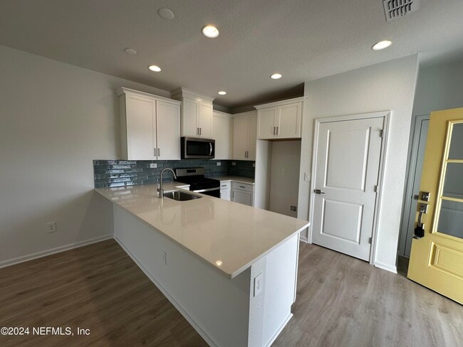 Building Photo - 545 Brandon Lks Dr