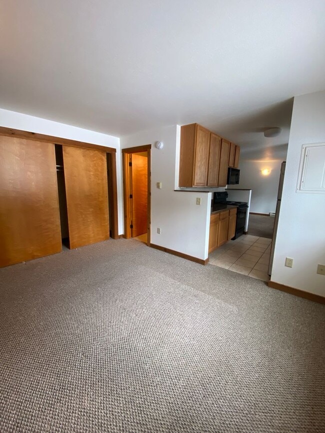 Building Photo - Pet Friendly (1 dog only) Ponds Studio