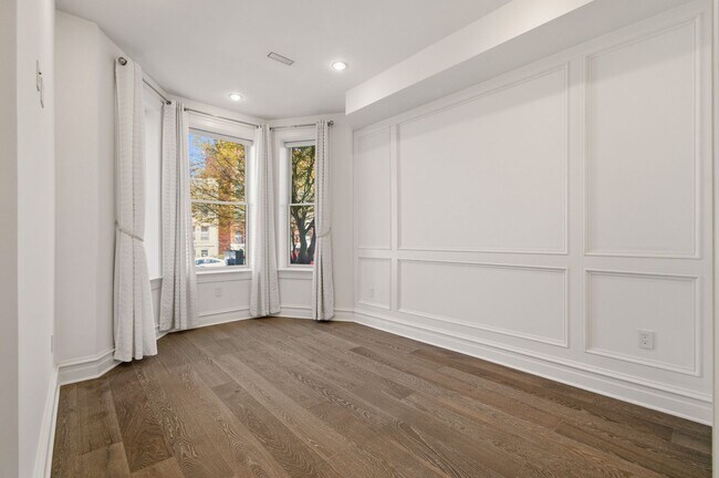 Building Photo - 1340 Kenyon St NW