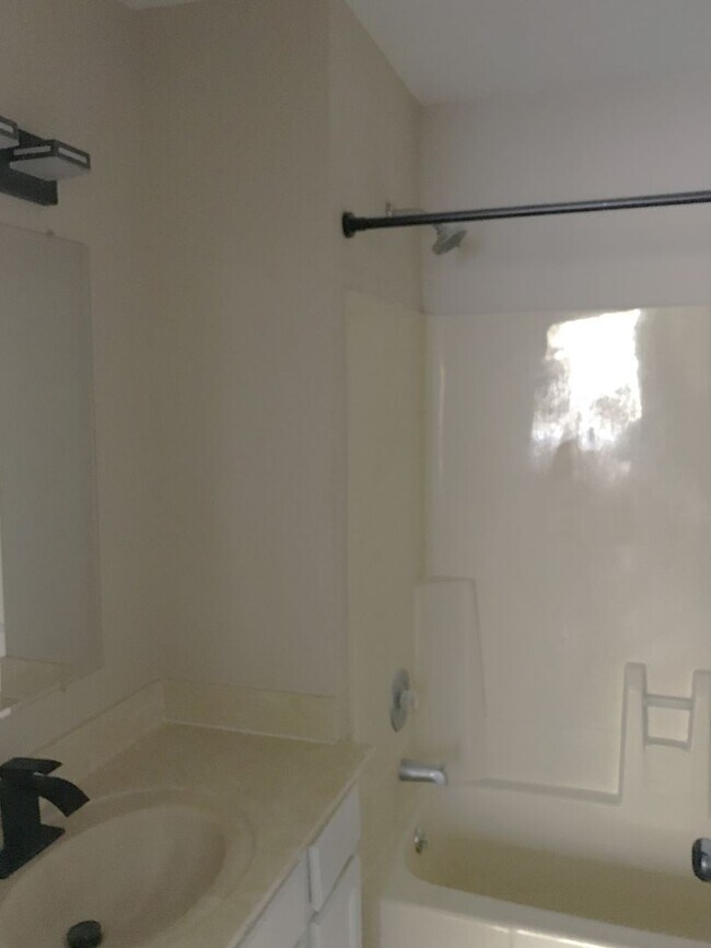 Building Photo - Move-In Ready 3 Bedroom 2 Bath Home in Antioch!