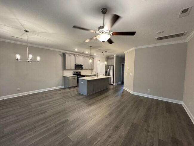 Building Photo - TOWN MADISON RENTAL ON THE SQUARE!