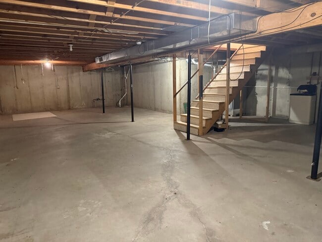 Building Photo - 315 Carriage Dr